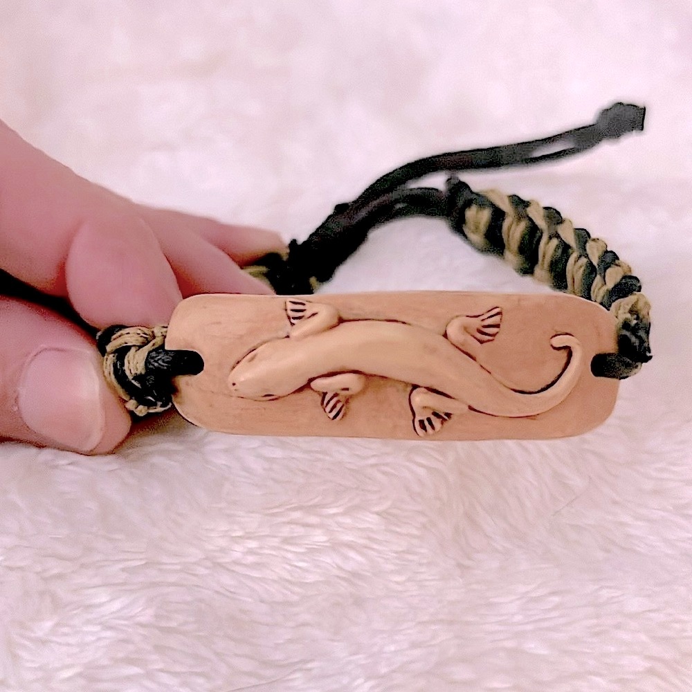 NWOT🦎 BLACK/TAN BRAIDED LEATHER CARVED WOOD LIZARD ADJUSTABLE STRING BRACELET - Picture 3 of 5